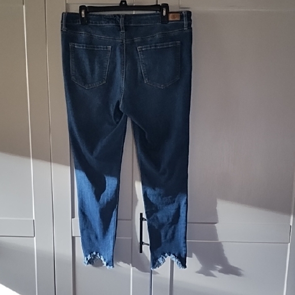 sofia by sofia vergara Dark Indigo Cropped Raw-Hem Skinny Jeans With Raw Hem - Picture 4 of 6